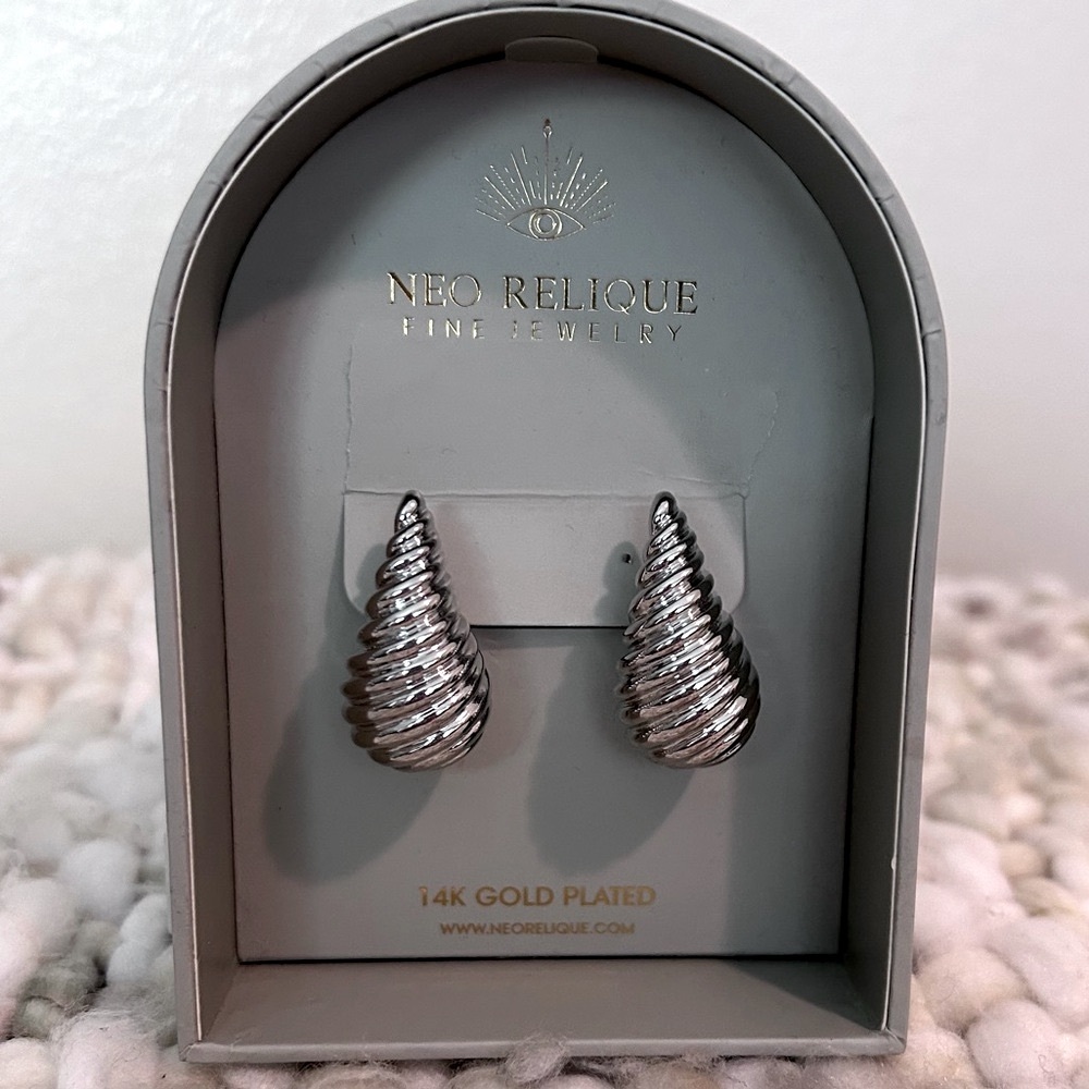 NWT Neo Relique Fine Jewelry 14K Gold Plated Silver Tone Earrings Modern